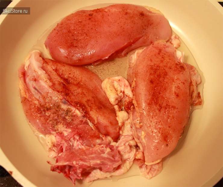 Оттендерайзеное мясо жарится на сковородке