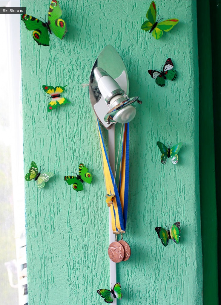 Зеленые бабочки на стене