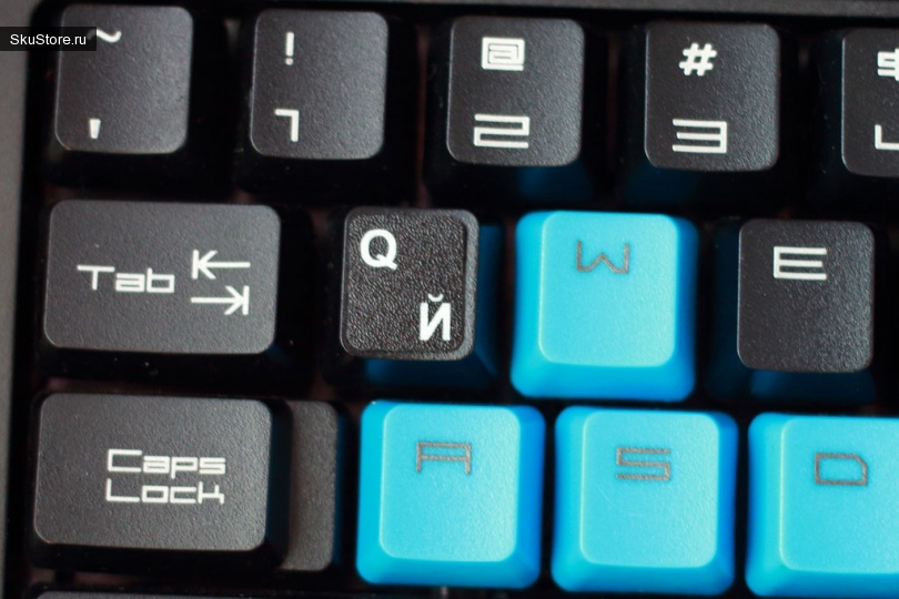 Примерка наклейки с буквой на клавиатуру