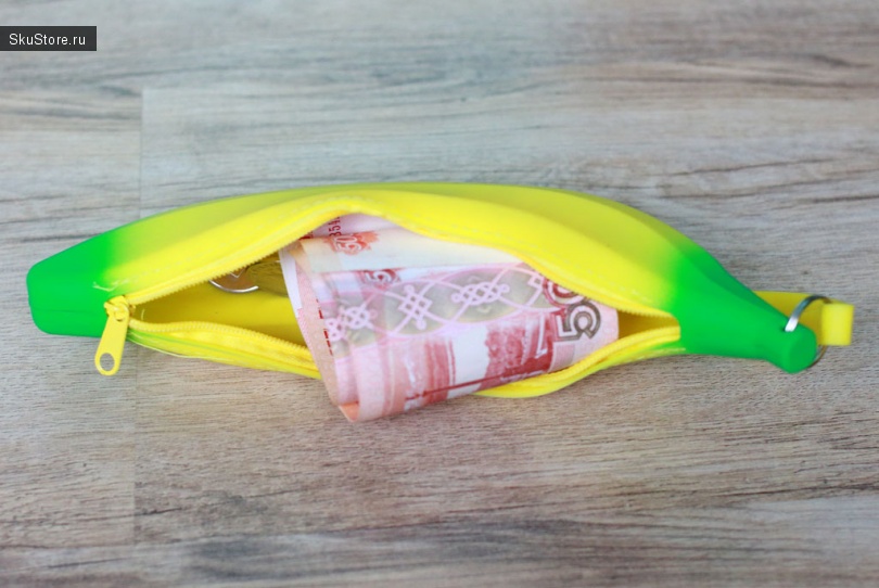 Силиконовый кошелек в виде банана с рублями