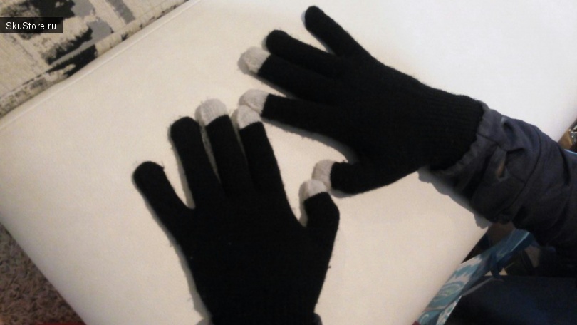 Сенсорные перчатки на руках