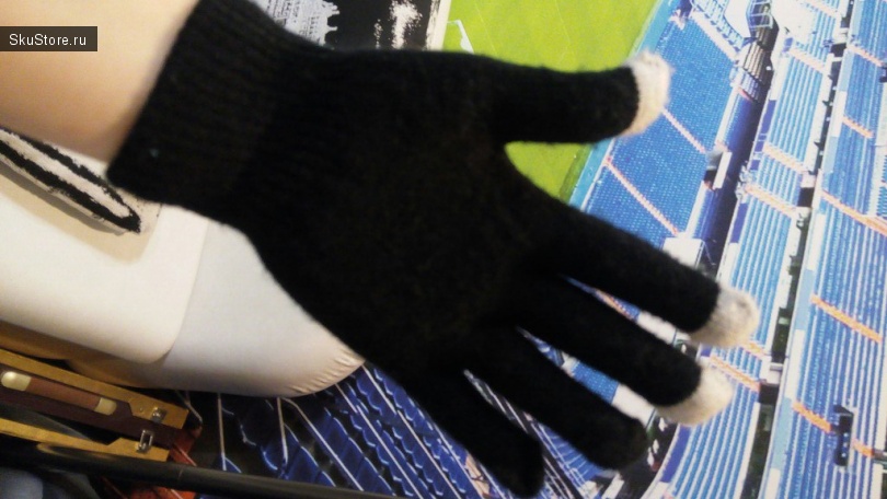 Сенсорные перчатки на руках