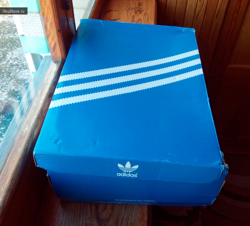 Коробка с кроссовками Adidas