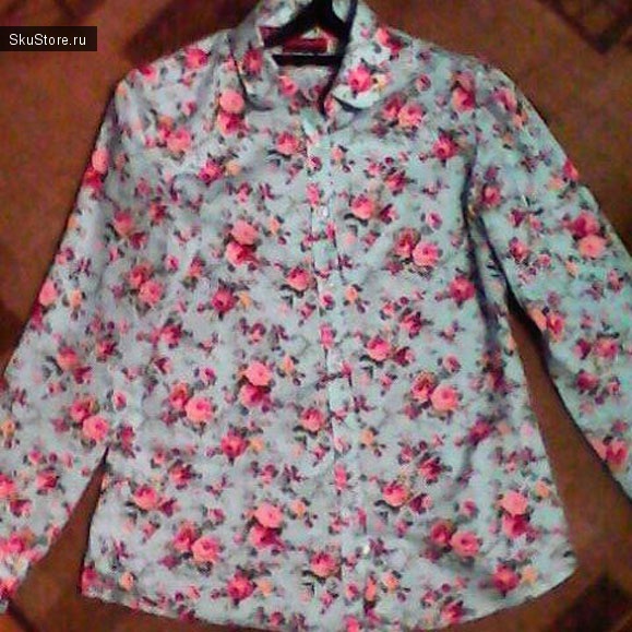 Женская блузка с нежным цветочным принтом