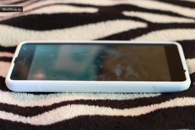Microsoft Lumia 535 с белым бампером вид сверху
