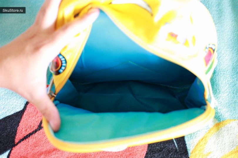 Внутренности детского рюкзака в виде машинки