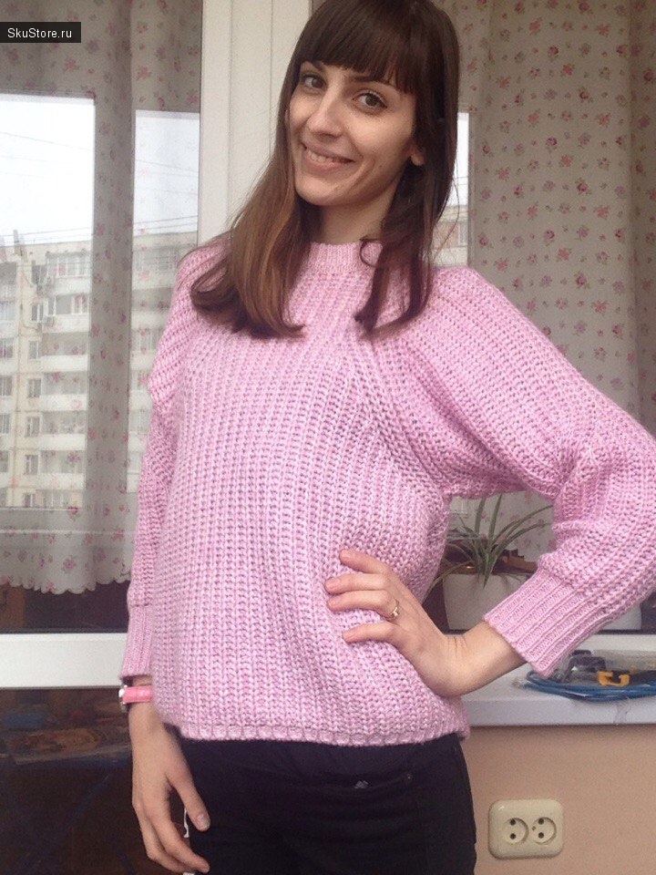 Нежно-розовый шерстяной свитер на мне