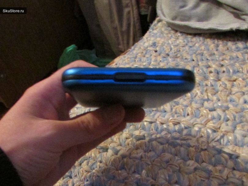 Внешний жесткий диск синего цвета
