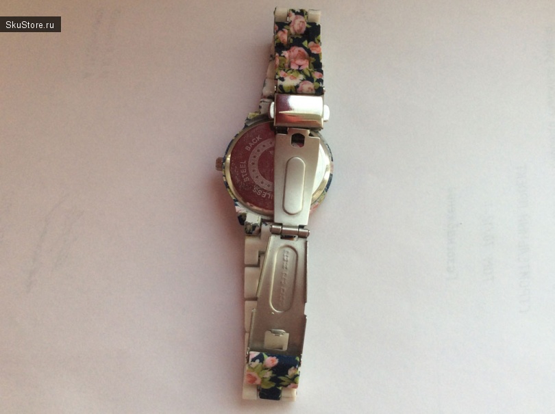 Женские кварцевые часы с принтом - вид снизу с открытым браслетом