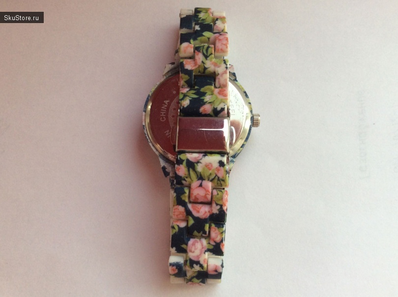 Женские кварцевые часы с принтом - вид снизу с закрытым браслетом