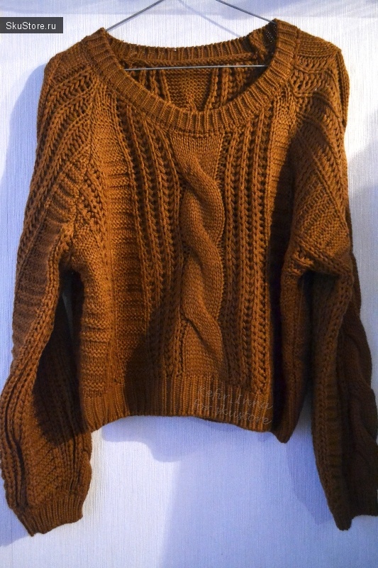 Укороченный вязаный свитер без ворота
