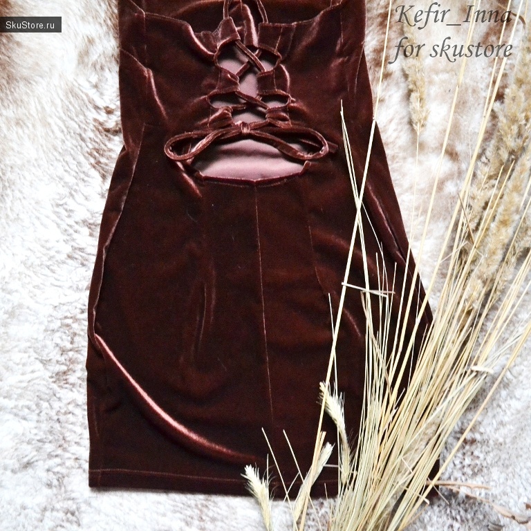 Шоколадное платье с красивой шнуровкой на спине