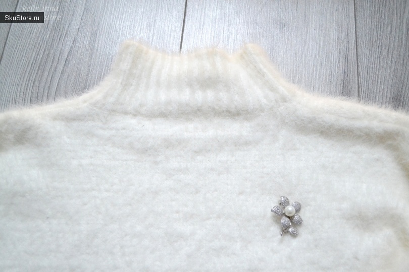 Нарядный белый свитер