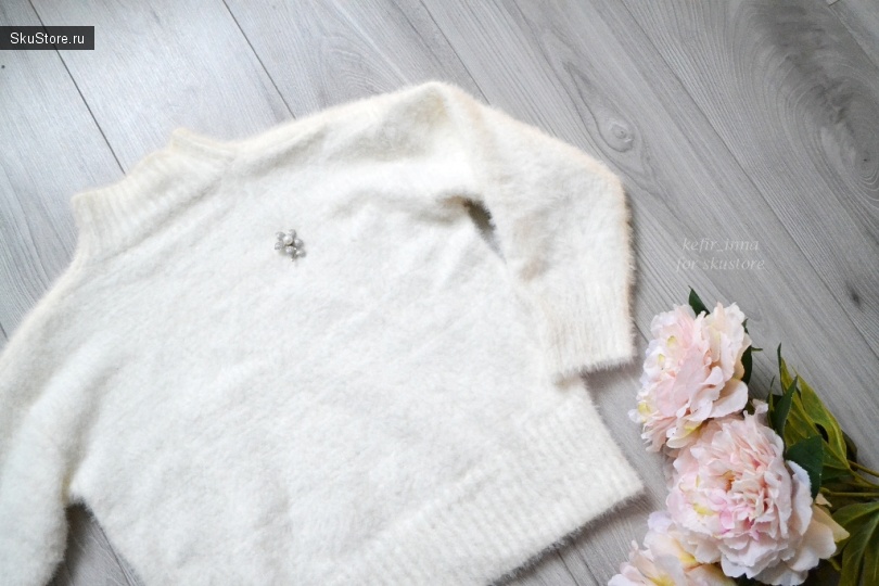 Нарядный белый свитер