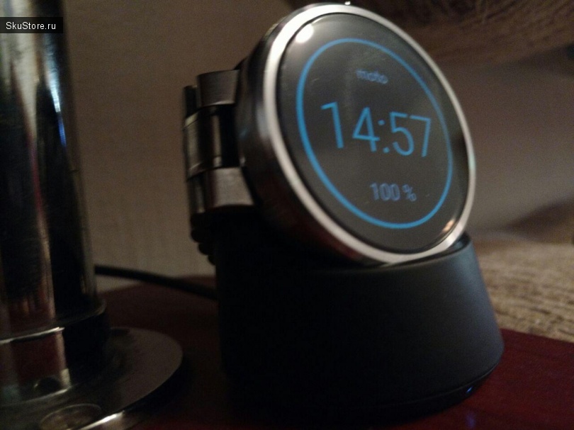 Смарт-часы Moto 360 на зарядке