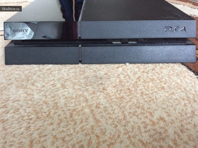 Консоль Sony PlayStation 4 - передняя панель