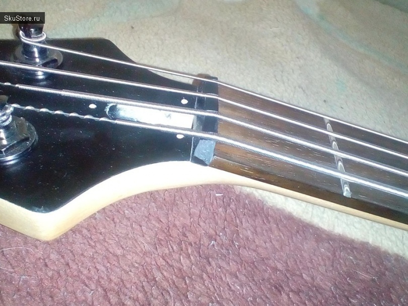 Латунный верхний порожек для 4-струнной бас-гитары
