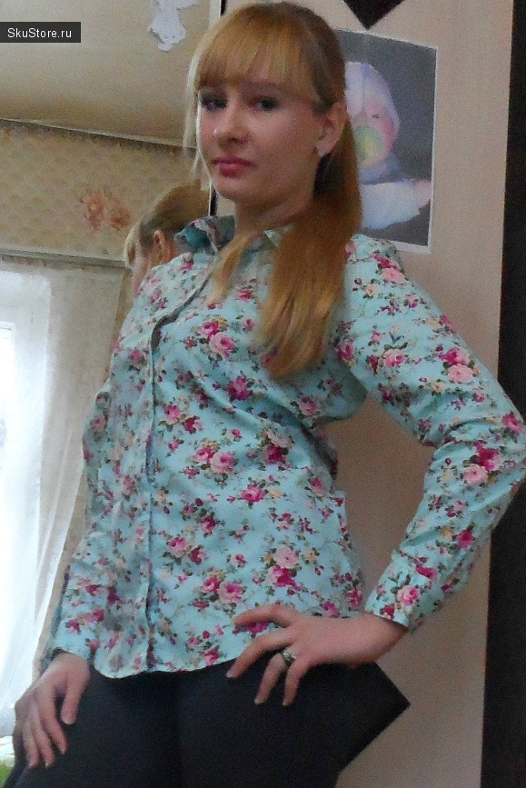 Женская блузка с нежным цветочным принтом