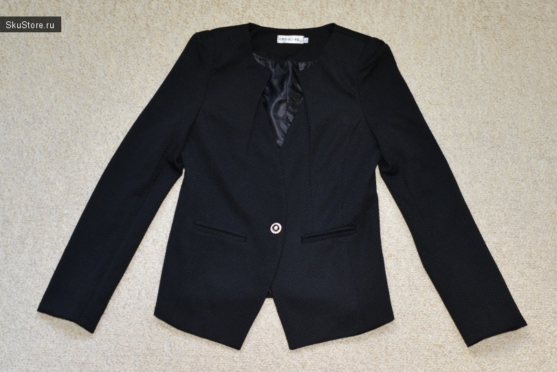 Стильный черный пиджак с одной пуговицей