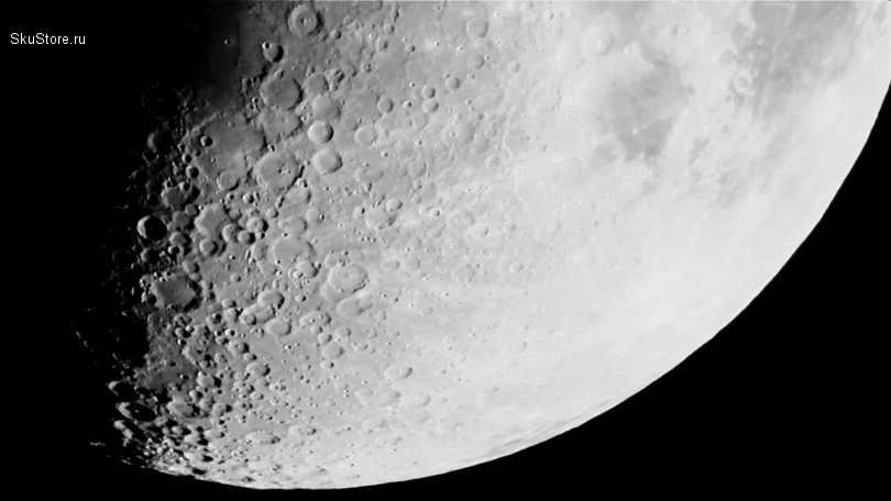 Примерно так выглядит Луна при взгляде через телескоп Synta Protostar 50 AZ