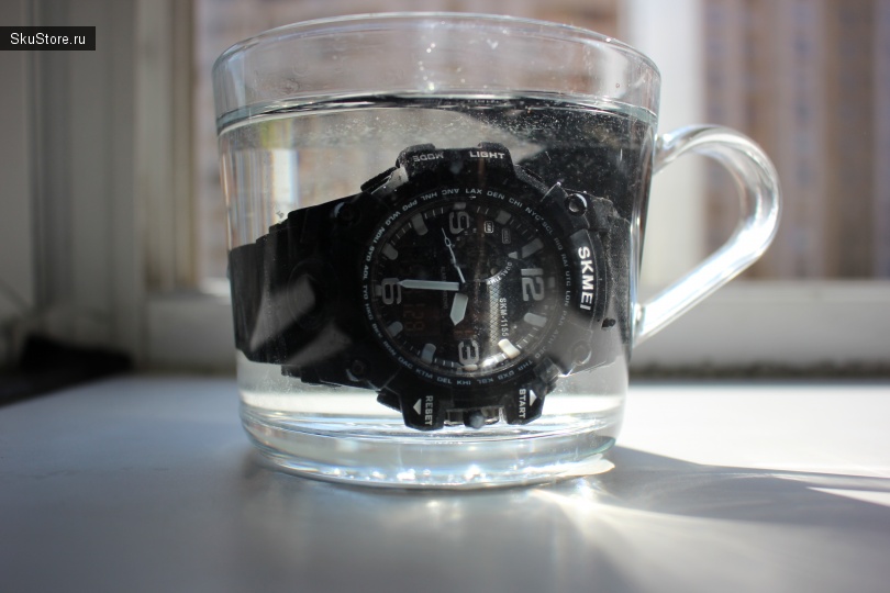 Фото часов в стакане с водой