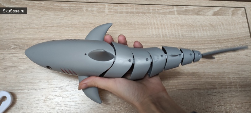 Робот-акула Zhorya - ZYB-B3540 плавающая в воде