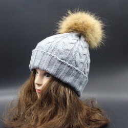 Женская зимняя шапка с помпоном из меха енота