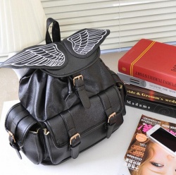 Черный рюкзак с крыльями